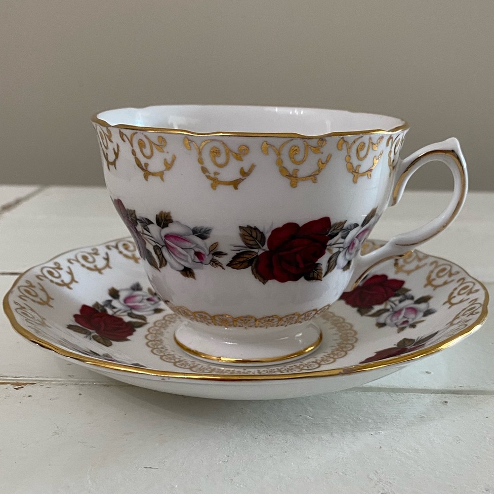 EUC VTG COLCLOUGH BONE CHINA TEACUP AND SAUCER IN DEEP RED ROSES AND GOLD TRIM